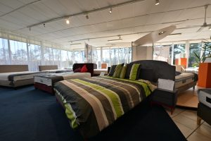 Showroom de literie Sommeil & Confort à Sainte-Cécile avec plusieurs lits et matelas exposés
